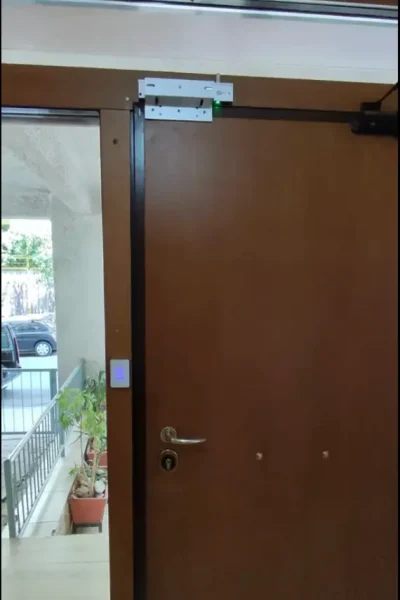 Ηλεκτρομαγνητης συγκρατησης 280 κιλων τοποθετημενος σε θωρακισμενη πορτα ασφαλειας